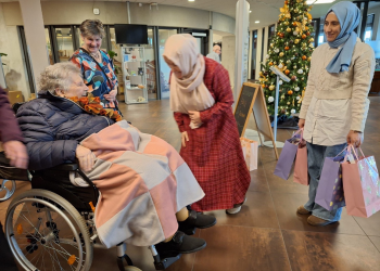 Warme Kniekleedjes voor Ouderen – Bezoek aan Woonzorgcentrum Polbeek